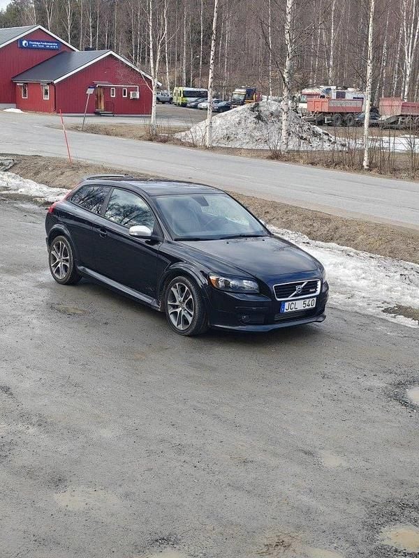 Svart Begagnad 2009 Volvo C30 R-Design Halvkombi | 45 000 kr (Marknadspris) - Bild 1/4