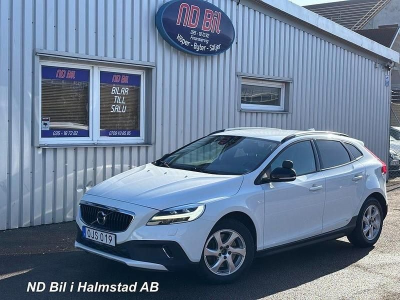 Begagnad Volvo V40 CC Momentum 120 HK (88 kW) 2017 Vit Kombi