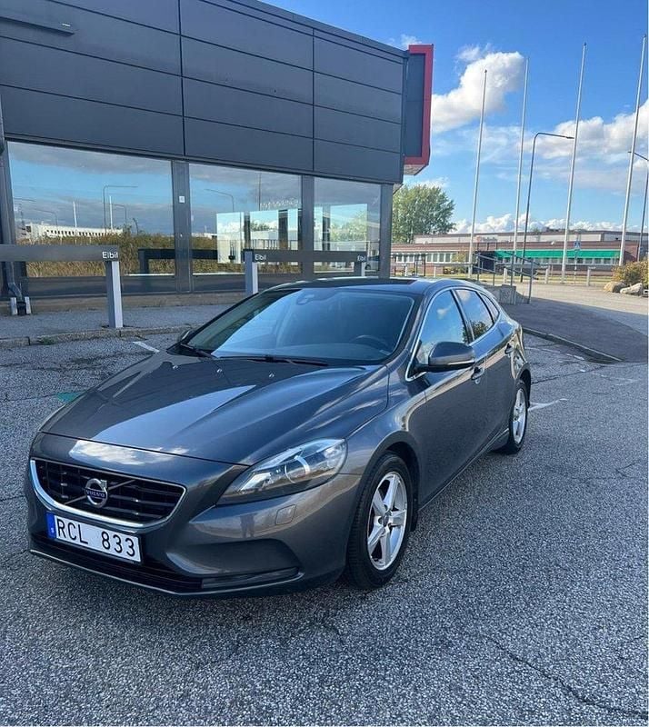 Grå Begagnad 2014 Volvo V40 Kombi | 72 000 kr (Marknadspris) - Bild 1/4