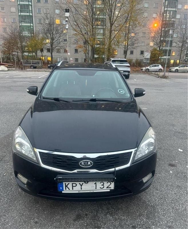 Svart Begagnad 2010 Kia Ceed Sportswagon 4 Kombi | 65 999 kr (Marknadspris) - Bild 1/4