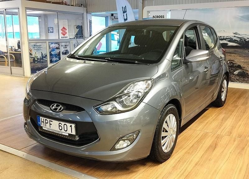 Grå Begagnad 2013 Hyundai ix20 Edition Halvkombi | 94 900 kr (Marknadspris) - Bild 1/4