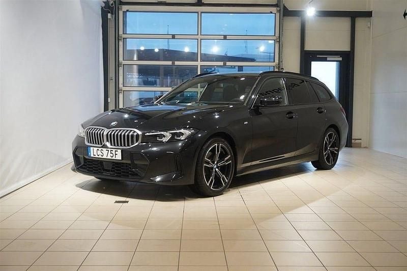 Svart Begagnad 2025 BMW 320 M Sport Kombi | 498 800 kr (Dyr) - Bild 1/4