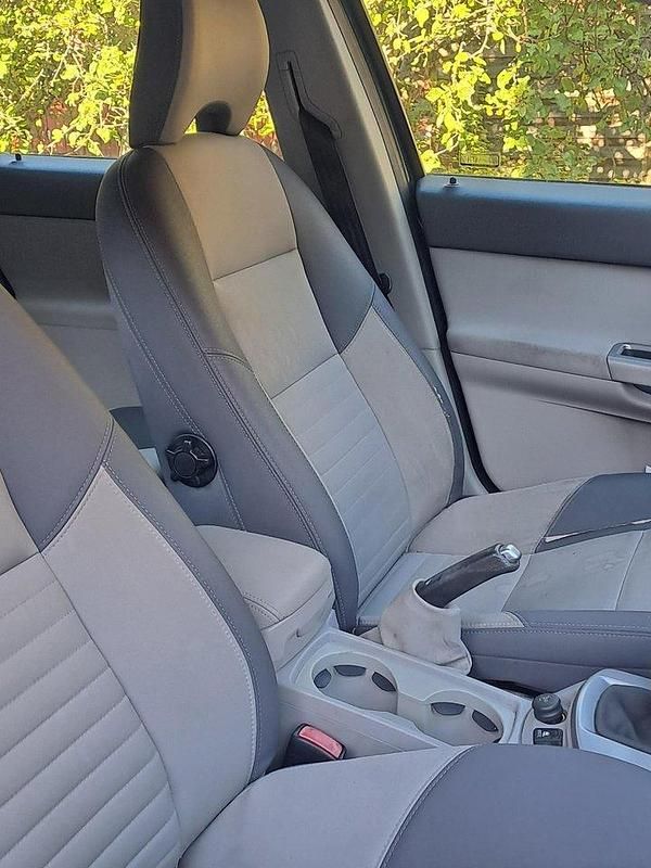 Blå Begagnad 2006 Volvo V50 Momentum Kombi | 15 000 kr (Marknadspris) - Bild 1/4