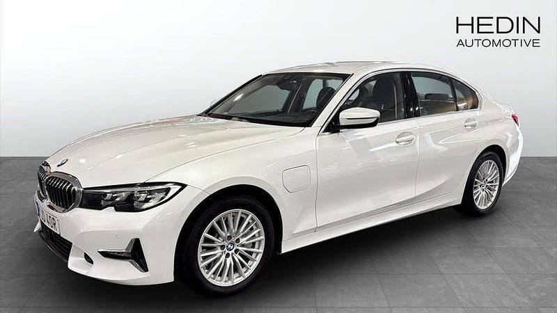Vit Begagnad 2020 BMW 330 Luxury Line Sedan | 219 900 kr - Bild 1/4