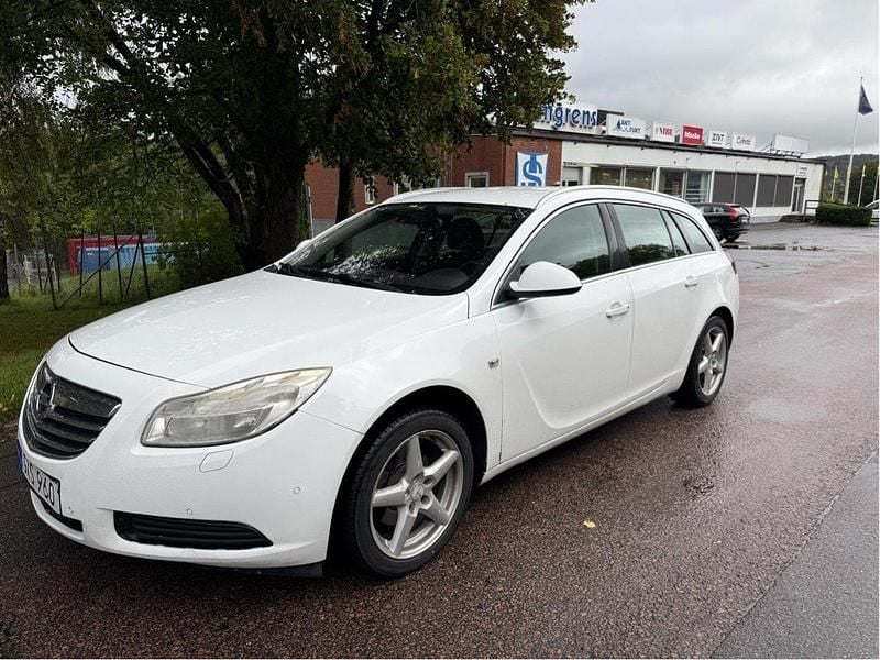 Vit Begagnad 2011 Opel Insignia Edition Kombi | 25 000 kr (Dyr) - Bild 1/4