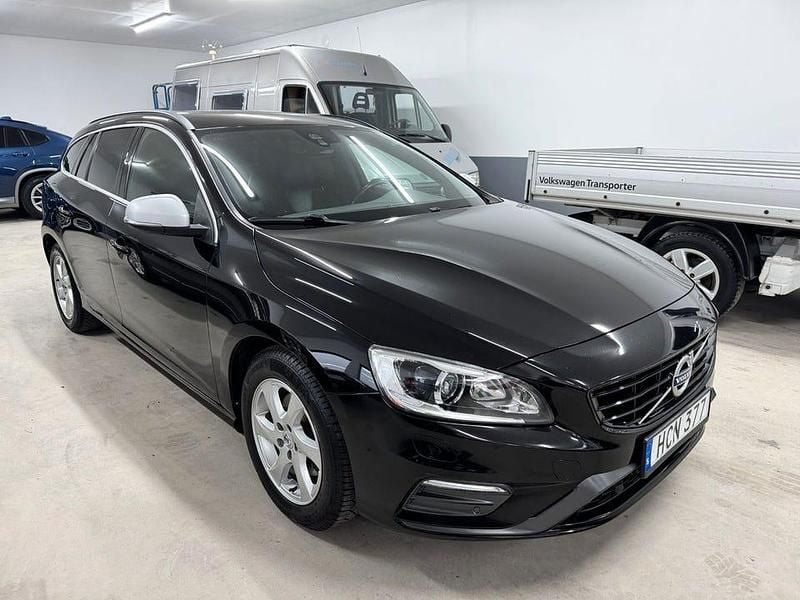 Svart Begagnad 2017 Volvo V60 R-Design Kombi | 179 000 kr (Marknadspris) - Bild 1/4