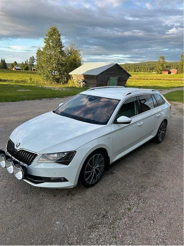 Vit Begagnad 2018 Skoda Superb Business Line Kombi | 199 000 kr (Marknadspris) - Bild 1/4