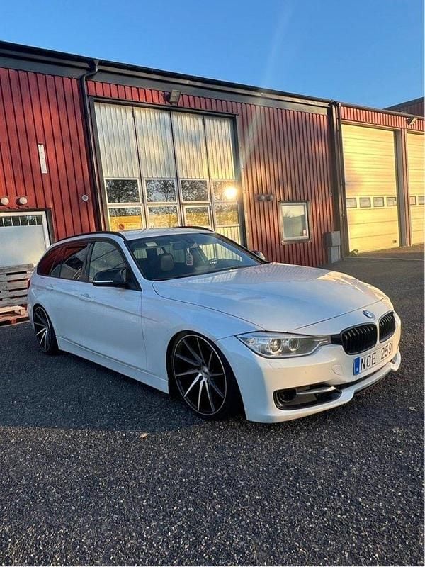 Vit Begagnad 2013 BMW 330 Kombi | 150 000 kr (Marknadspris) - Bild 1/4
