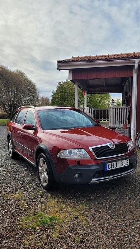 Röd Begagnad 2008 Skoda Octavia Scout Kombi | 22 000 kr (Superpris) - Bild 1/4