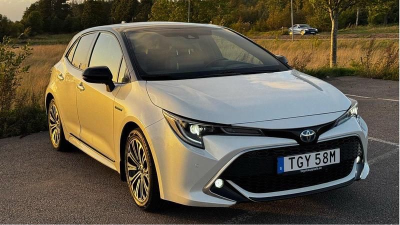 Vit Begagnad 2020 Toyota Corolla Hybrid Executive Halvkombi | 178 000 kr (Bra pris) - Bild 1/4