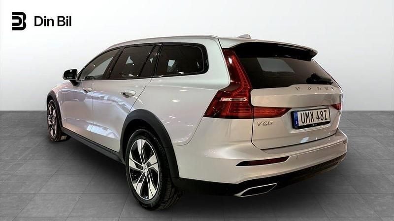 Begagnad Volvo V60 CC Momentum 197 HK (144 kW) 2021 Silver Kombi