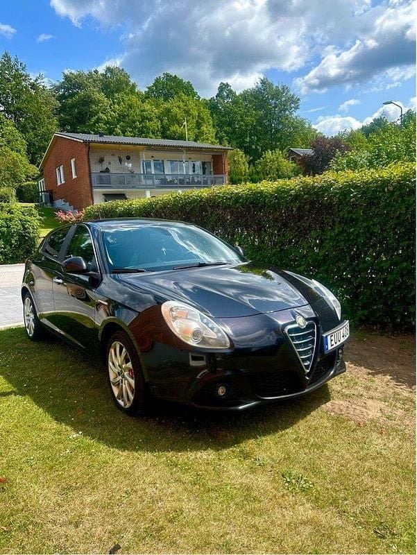 Svart Begagnad 2011 Alfa Romeo Giulietta Distinctive Halvkombi | 49 500 kr (Bra pris) - Bild 1/4