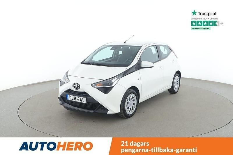 Vit Begagnad 2021 Toyota Aygo X-play Halvkombi | 144 000 kr (Marknadspris) - Bild 1/4