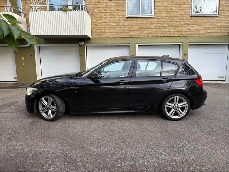 Svart Begagnad 2015 BMW 116 M Sport Halvkombi | 110 000 kr (Marknadspris) - Bild 1/4