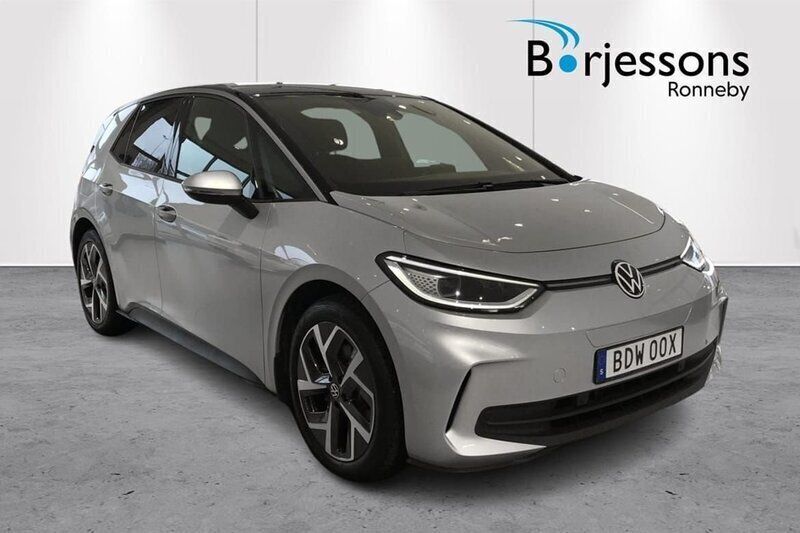 Silver Begagnad 2023 VW ID.3 Pro Performance Halvkombi | 389 000 kr (Dyr) - Bild 1/4