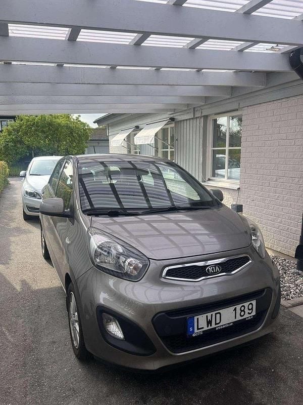 Grå Begagnad 2013 Kia Picanto Halvkombi | 54 900 kr (Marknadspris) - Bild 1/4