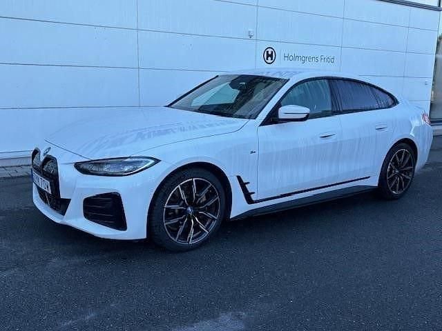 Vit Begagnad 2023 BMW i4 M Sport Sedan | 449 800 kr (Marknadspris) - Bild 1/4