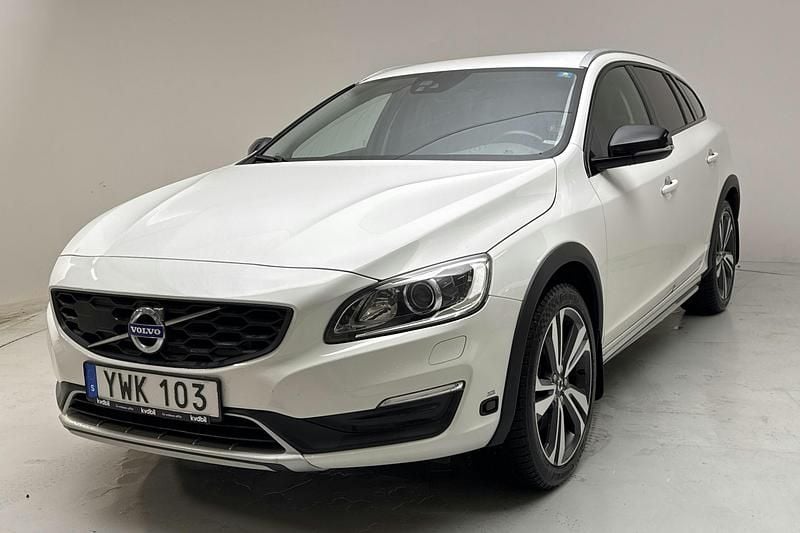 Vit Begagnad 2018 Volvo V60 CC Momentum Kombi | 205 900 kr (Bra pris) - Bild 1/4