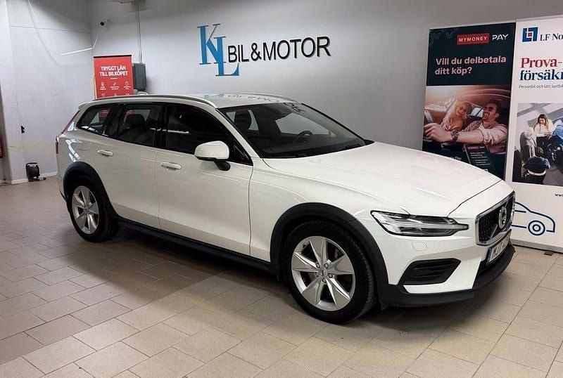 Begagnad Volvo V60 CC Momentum 197 HK (144 kW) 2022 Vit Kombi