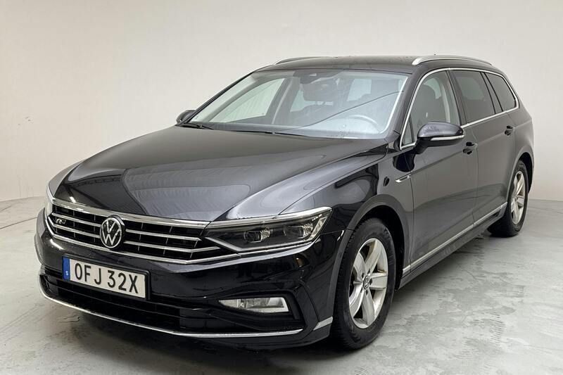 Svart Begagnad 2022 VW Passat GT Sedan | 189 000 kr (Bra pris) - Bild 1/4