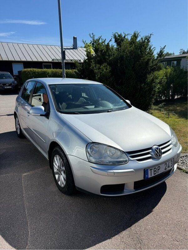 Silver Begagnad 2007 VW Golf V Halvkombi | 25 900 kr (Marknadspris) - Bild 1/4
