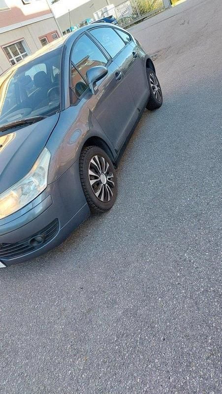 Grå Begagnad 2008 Citroën C4 Halvkombi | 25 000 kr (Marknadspris) - Bild 1/4