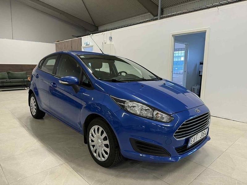 Blå Begagnad 2013 Ford Fiesta Trend Halvkombi | 59 900 kr (Marknadspris) - Bild 1/4