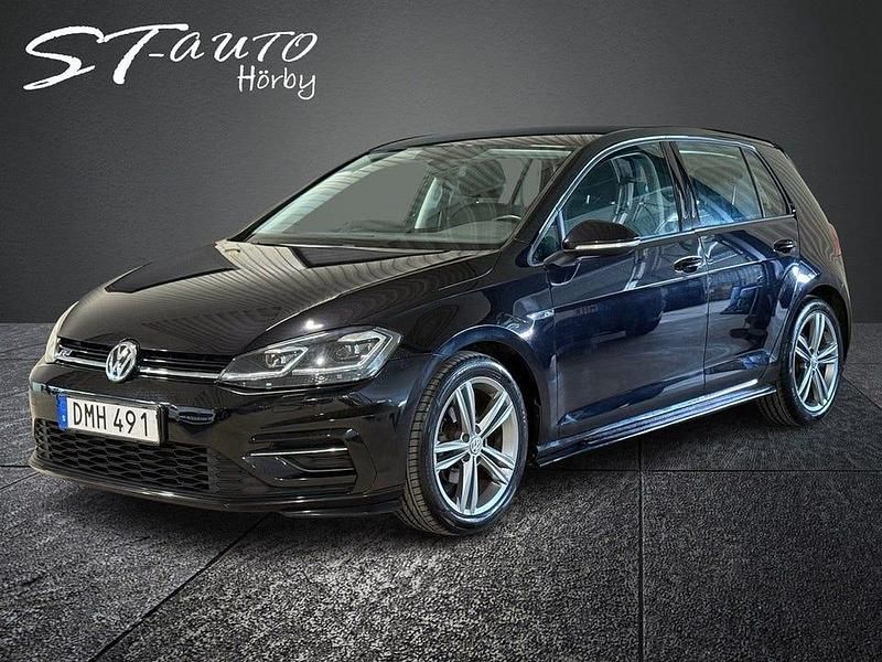 Svart Begagnad 2018 VW Golf VII R-line Halvkombi | 159 900 kr (Lite dyr) - Bild 1/4