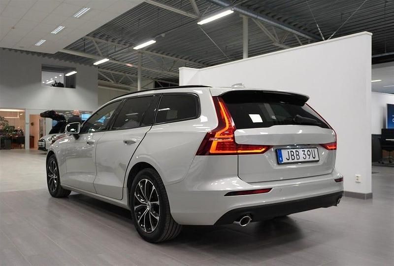Begagnad Volvo V60 Momentum 190 HK (139 kW) 2020 Vit Kombi