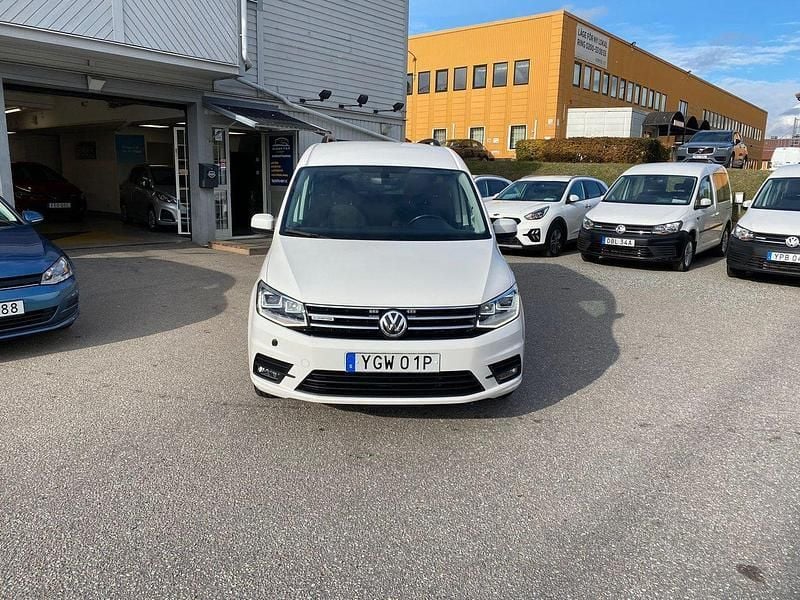 Vit Begagnad 2019 VW Caddy Maxi Life Life Minibuss | 189 900 kr (Superpris) - Bild 1/4