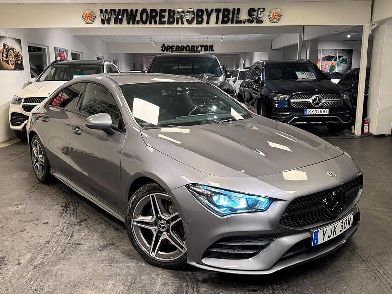 Mörkgrå Begagnad 2019 Mercedes CLA200 AMG Sportkupé | 289 900 kr (Marknadspris) - Bild 1/4