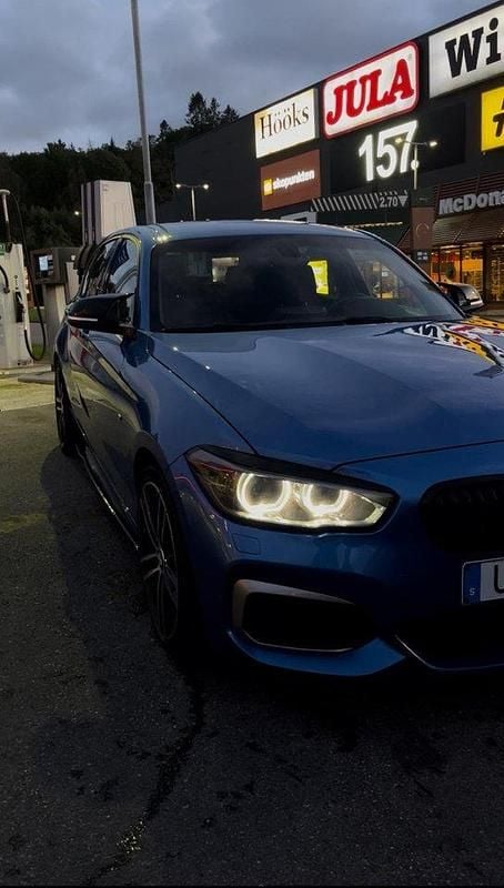 Blå Begagnad 2016 BMW M135 Halvkombi | 240 000 kr (Bra pris) - Bild 1/3