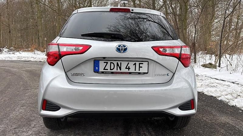 Begagnad Toyota Yaris Hybrid 101 HK (74 kW) 2019 Silver Halvkombi
