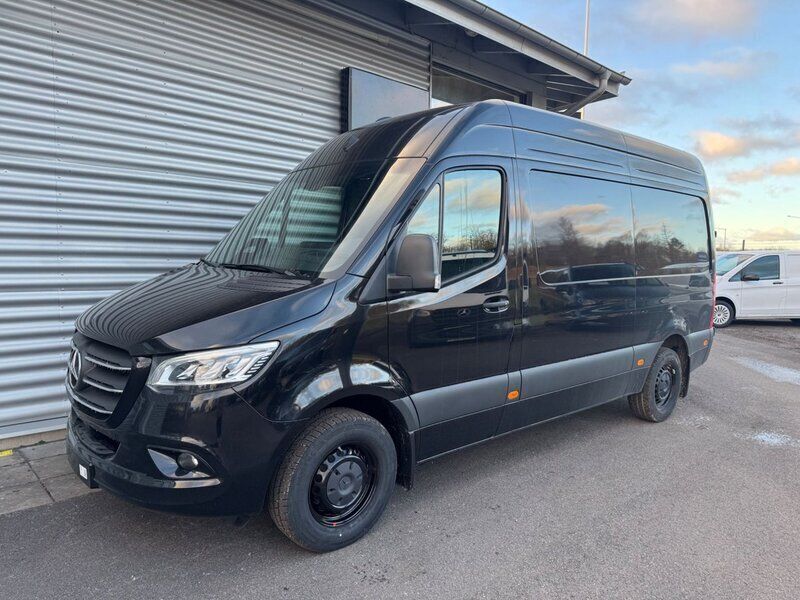 Svart (obsidiansvart metallic) Ny 2025 Mercedes Sprinter Van | 716 250 kr (Superpris) - Bild 1/4