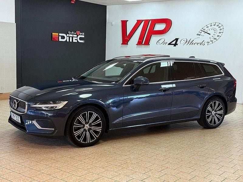 Mörkblå Begagnad 2021 Volvo V60 Inscription Kombi | 338 800 kr (Marknadspris) - Bild 1/4