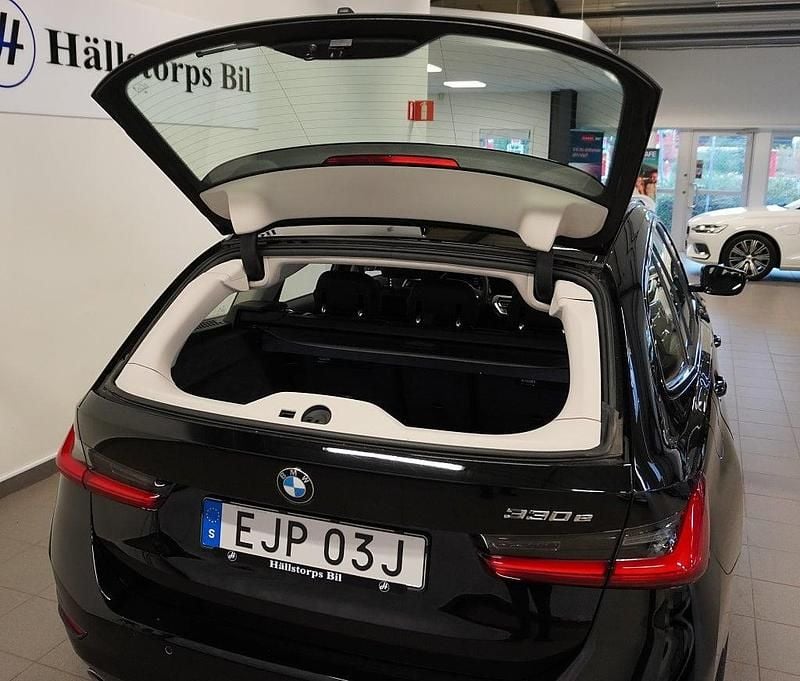 Begagnad BMW 330e 2021 Svart Kombi