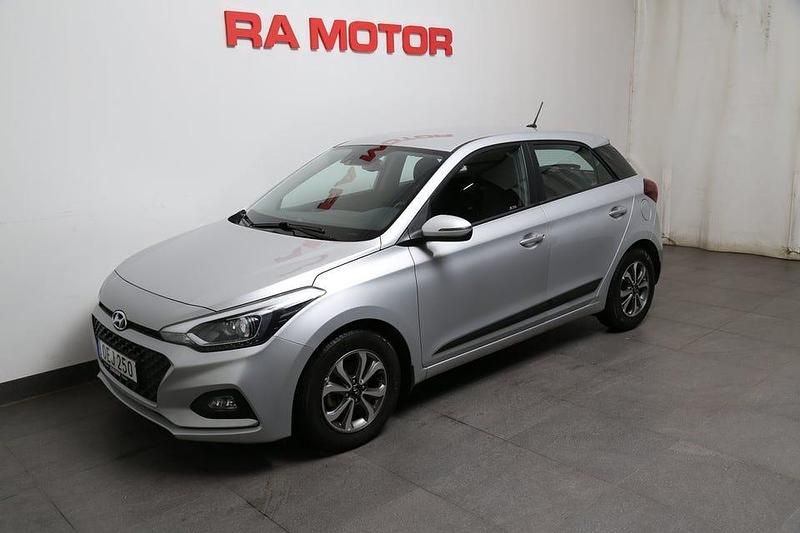 Silver Begagnad 2018 Hyundai i20 Premium Halvkombi | 109 900 kr (Marknadspris) - Bild 1/3