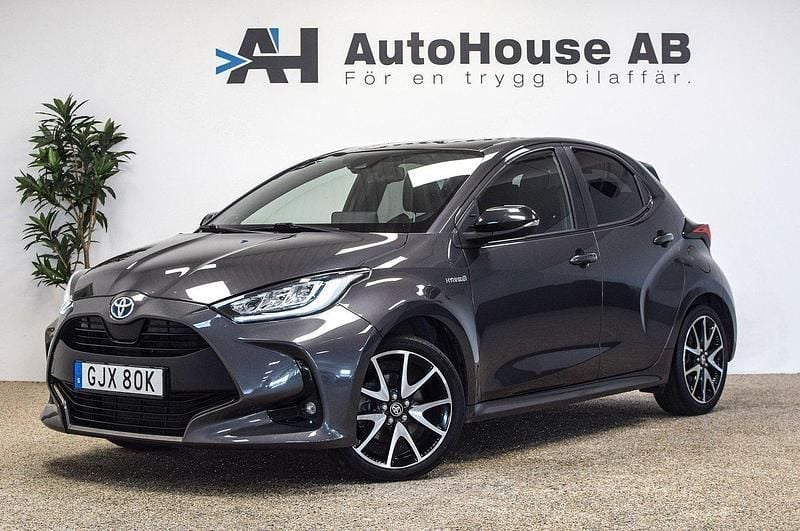 Mörkgrå (grå) Begagnad 2021 Toyota Yaris Hybrid Style Halvkombi | 194 000 kr (Marknadspris) - Bild 1/4