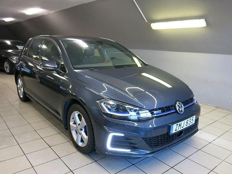 Mörkgrå Begagnad 2020 VW Golf VIII GTE Halvkombi | 229 900 kr (Bra pris) - Bild 1/4