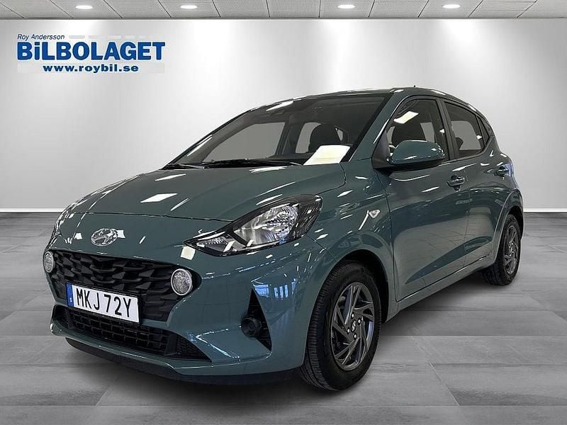 Grön Begagnad 2021 Hyundai i10 Essential Halvkombi | 134 900 kr (Marknadspris) - Bild 1/4