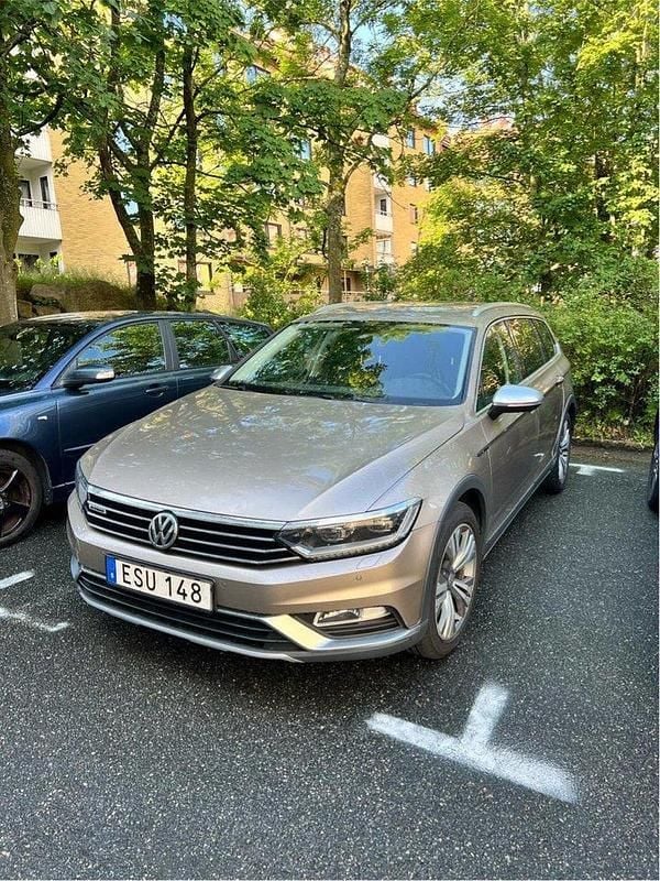 Brun Begagnad 2016 VW Passat Alltrack Kombi | 140 000 kr (Marknadspris) - Bild 1/4