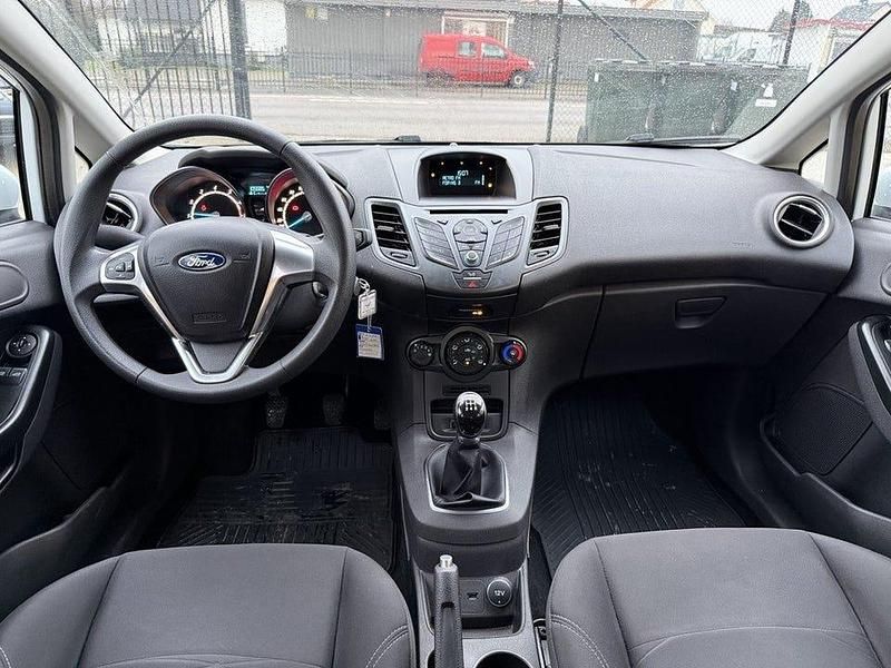 Begagnad Ford Fiesta Trend 60 HK (44 kW) 2015 Vit Halvkombi