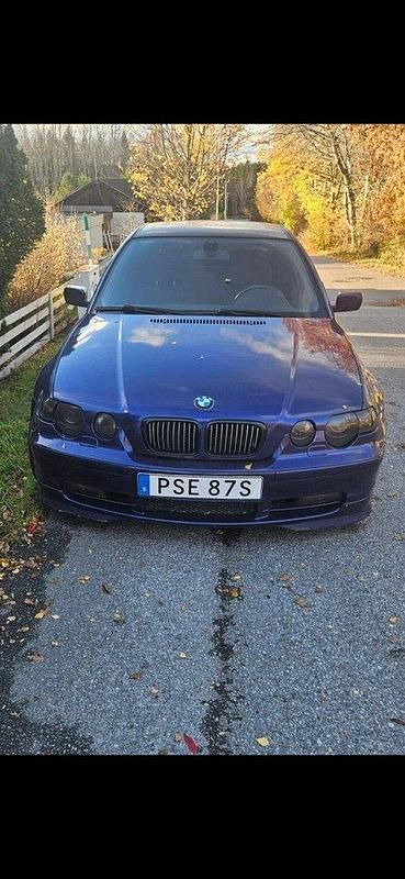 Blå Begagnad 2001 BMW 325 Halvkombi | 35 000 kr (Superpris) - Bild 1/4