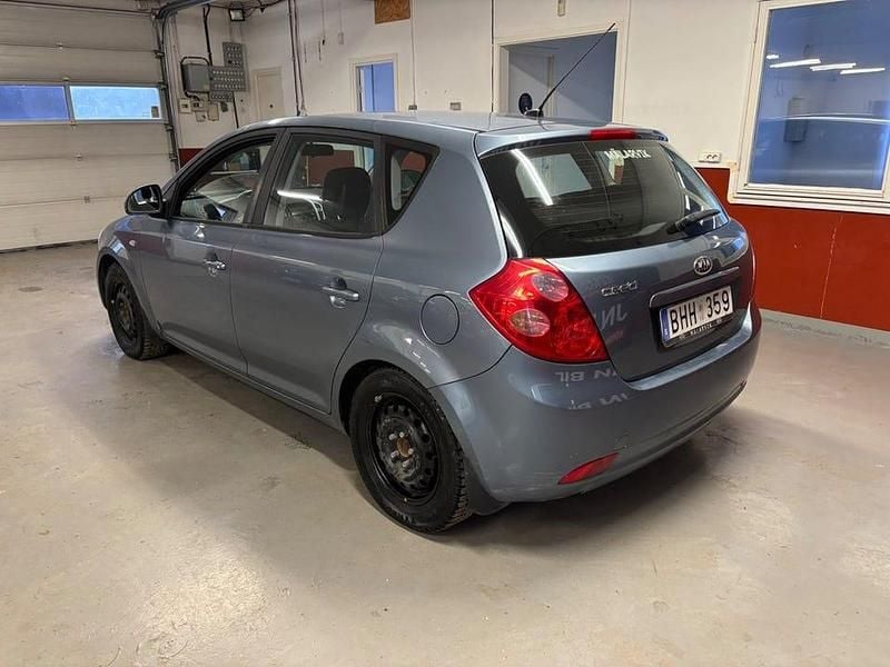 Begagnad Kia Ceed 122 HK (89 kW) 2007 Blå Halvkombi
