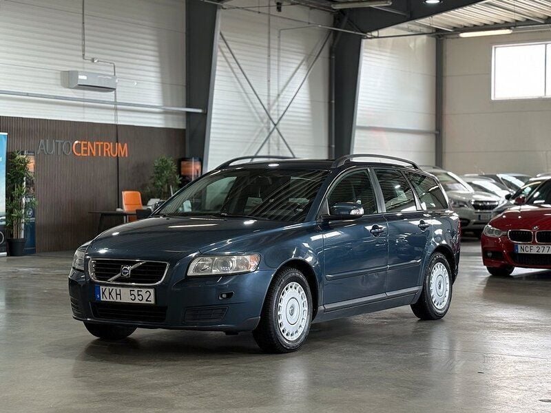 Mörkblå Begagnad 2008 Volvo V50 Kinetic Kombi | 39 900 kr (Marknadspris) - Bild 1/4