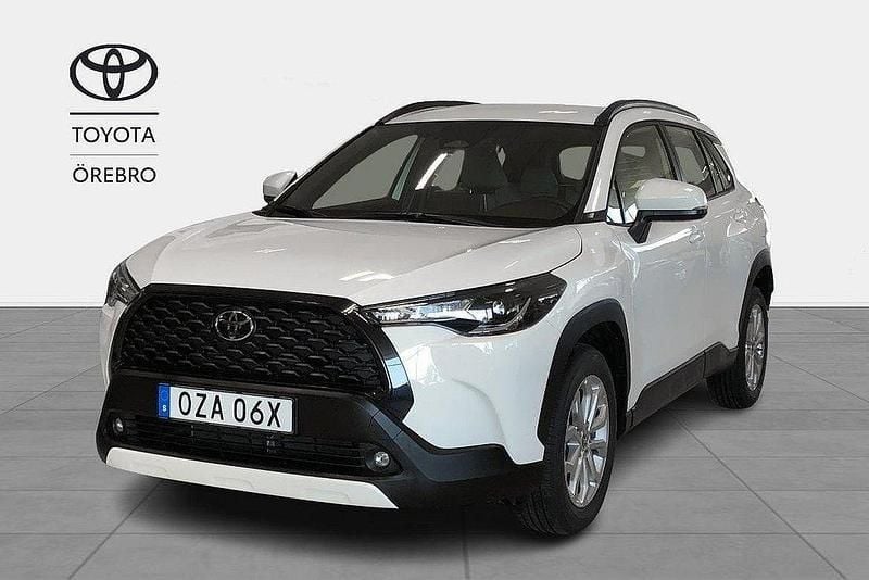 Vit Begagnad 2024 Toyota Corolla Cross Active SUV | 362 900 kr (Marknadspris) - Bild 1/4