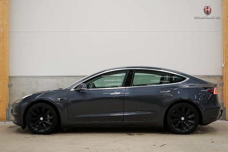 Grå Begagnad 2019 Tesla Model 3 Long Range AWD Sedan | 219 900 kr (Marknadspris) - Bild 1/4