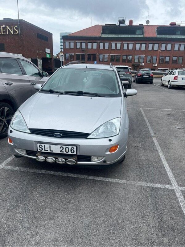 Grå Begagnad 2001 Ford Focus Kombi | 14 000 kr (Marknadspris) - Bild 1/2