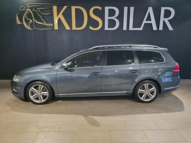 Ljusgrå Begagnad 2013 VW Passat R-line Kombi | 109 800 kr (Lite dyr) - Bild 1/4