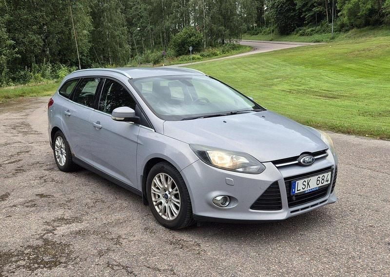 Grå Begagnad 2011 Ford Focus Titanium Kombi | 10 000 kr (Superpris) - Bild 1/4